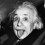 ¿Por qué Albert Einstein saca la lengua?