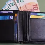 ¿Cómo se guarda el dinero en la billetera?