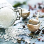 ¿Qué significa la sal con ajo?